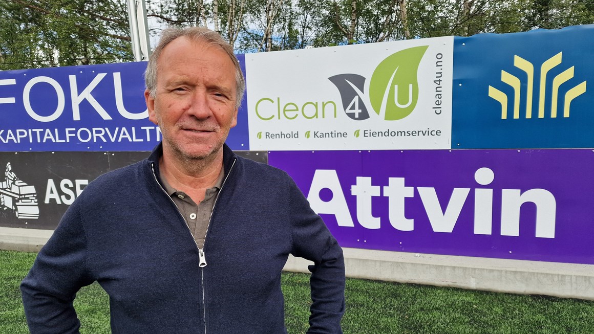  Daglig leder i Clean 4 U AS Sindre Holand står her foran arenareklamen på Ratvika Stadion