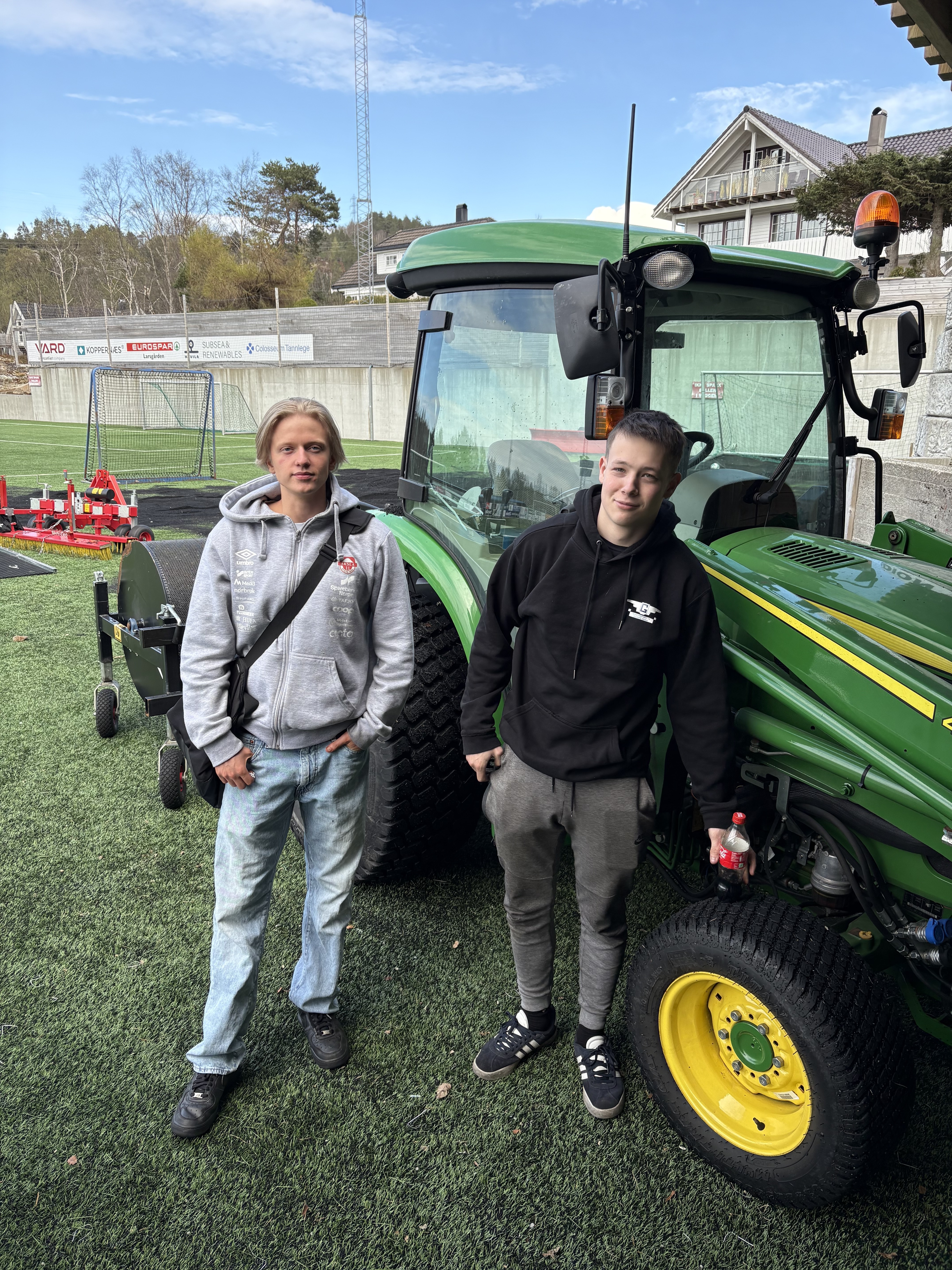 Effektiv granulatlegging på banene denne uken