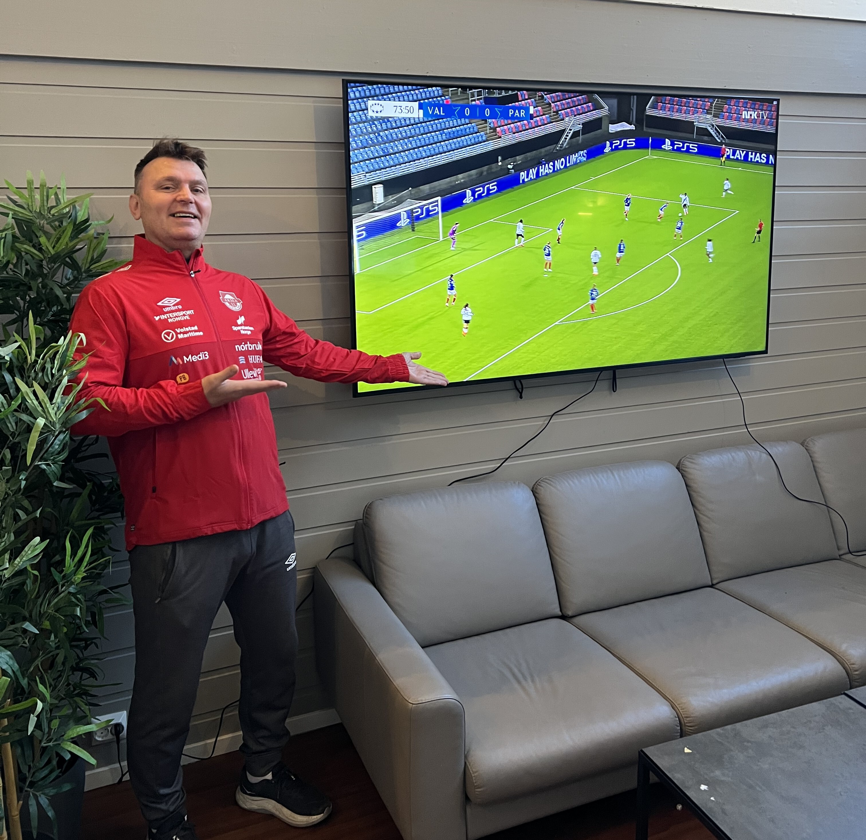 Ny 75” Smart-TV i loungeområdet